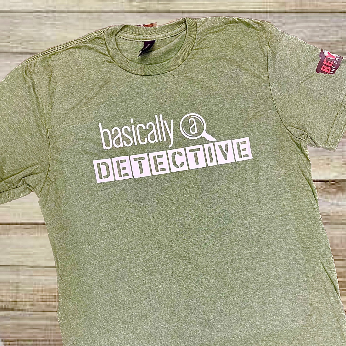 BASICALLY A DETECTIVE - RANSOM LETTERS (WHITE DETAIL) - GREEN CREW T-SHIRT : BEYOND THE CASE