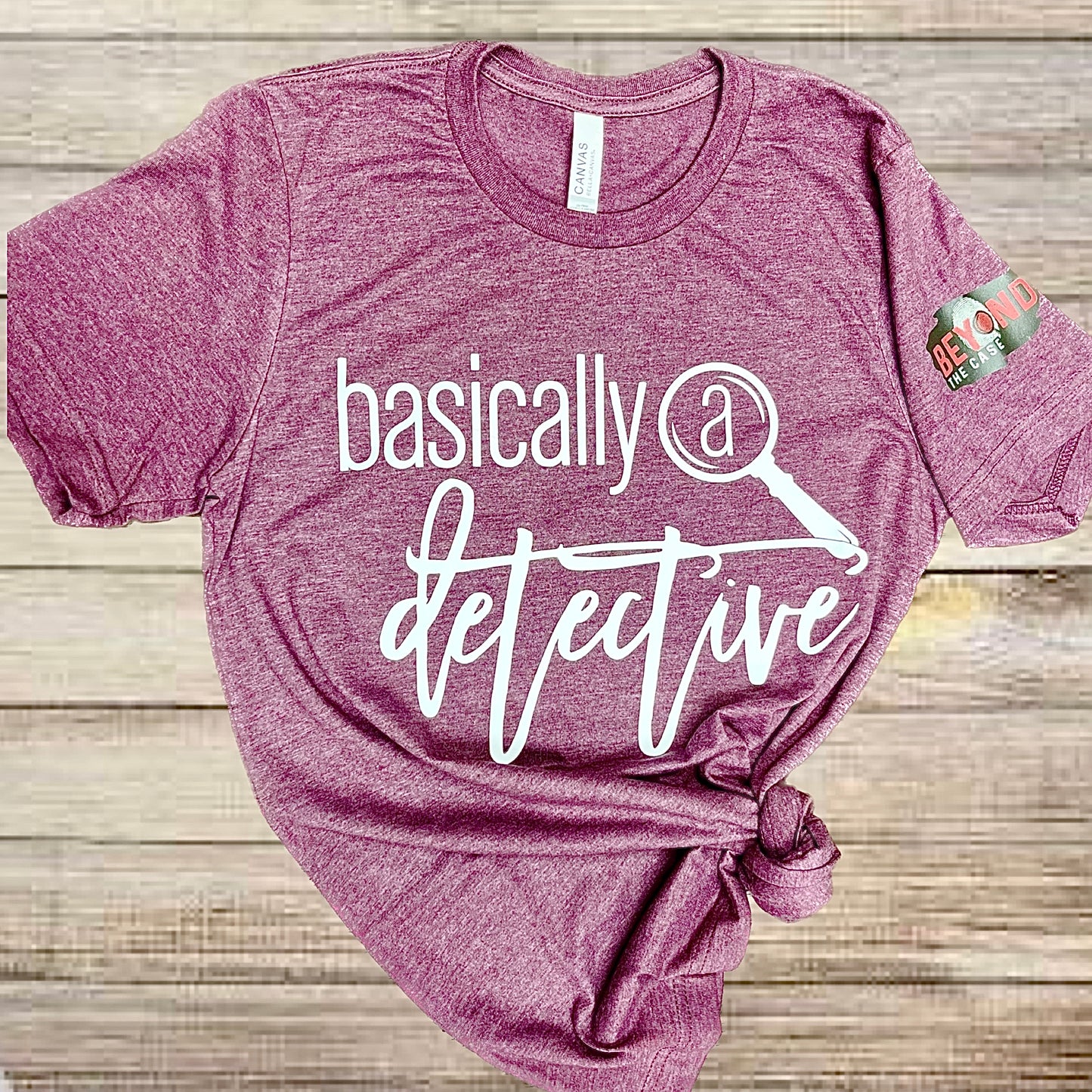 BASICALLY A DETECTIVE - CURSIVE LETTERING WHITE DETAIL - CREW T-SHIRTS